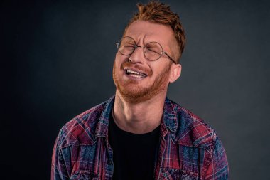 İç mekan kasvetli ve üzgün kızıl saçlı sakallı olgun bir adam, başını arkaya eğiyor, kaşlarını çatıyor ve yüzünü buruşturuyor, kötü hayatı arkadaşına şikayet ediyor, mızmızlanıyor ya da umutsuzluk içinde ağlıyor..