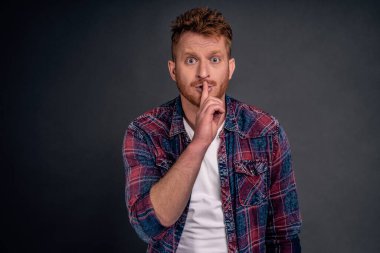 Hey, sırrımı duymak ister misin? Yakışıklı, şevkli, kızıl saçlı, traşsız, erkek model harika haberlerle heyecanlanıyor, 