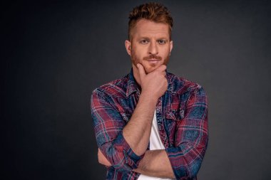 İyi görünümlü iş adamı ilginç bir işveren kavramı duyuyor, yeni fikirleri seviyor, sakalı eliyle ovuyor ve düşünürken ya da kendi fikrini söylerken kameraya bakıyor..