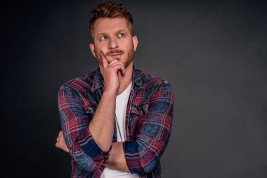 Düşünelim. Odaklanmış, zeki, kızıl saçlı, düşünceli, sakalını ovuşturan ve düşünürken gözünü dikip, plan yapan yakışıklı erkek stratejistin portresi..