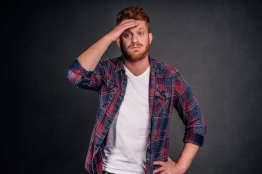 Neredeyse yakalanıyordum. Kızıl saçlı, tatlı ve yorgun bir adamın portresi. Rahatlamış hissediyor, alnından ter damlıyor, bitkin bir ifadeyle yan yana bakıyor, tüm sorunların üstesinden geliyor ve nefes veriyor..