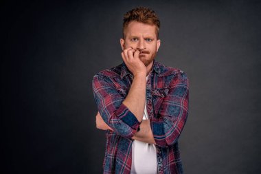 Gergin ve şok olmuş bir adam kafede öylece oturmaya çalışıyordu. Böylece kız arkadaşı onu başka bir kadınla çıkarken görmeyecekti. Nefesini tutmuş, dudaklarını büzmüş, yumruğuna yaslanmış ve endişeyle kameraya bakıyordu..