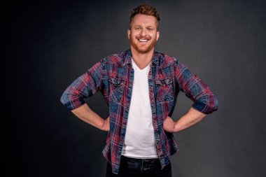 Evet, biz kazananlarız. Kızıl saçlı, el ele tutuşan ve kameraya bakan, birini azarlayan ya da talimat veren neşeli erkek portresi..