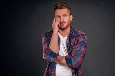 Adam aklını kaçırıyor. Sıkıntılı ve yorgun, yakışıklı kızıl saçlı, kıllı, soluk soluğa olgun bir erkek. Parmağını şakağına uzatıp sinirli ve sorunlu bir ifadeyle aşağıya bakıyor..