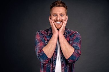 Sonunda sakal çıkıyor. Mutlu, mutlu, mutlu, olgun, kızıl saçlı, kıllara dokunan, geniş, kapalı gözlerle gülümseyen, mutluluktan ve olumlu duygulardan uzak, mutlu ve olgun bir erkek..