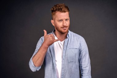 Yakışıklı sakallı adam telefon eder, kız arkadaşına telefon numarasını sorar, belki beni ararsın der, ifadesini tatmin eder, sıradan giyinir, pembe arka planda poz verir. Vücut dili