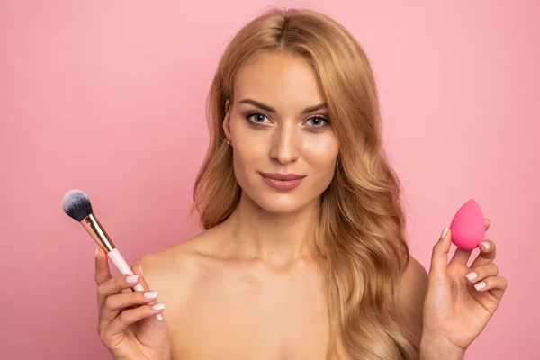 Retrato Belleza Una Encantadora Joven Con Pelo Largo Rubio Pie — Foto de Stock