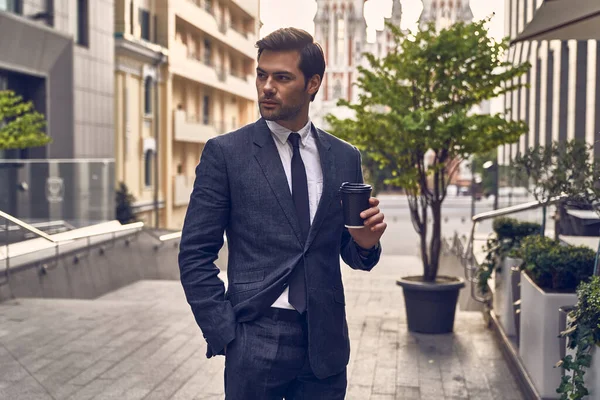 Descanso Joven Confiado Traje Completo Sosteniendo Taza Café Mirando Hacia — Foto de Stock