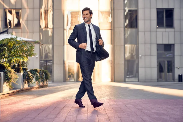 Joven Exitoso Joven Hombre Negocios Guapo Ajustando Chaqueta Mirando Hacia — Foto de Stock