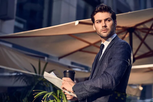 Leyendo Las Últimas Noticias Joven Confiado Traje Completo Leyendo Periódico — Foto de Stock