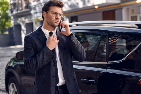 Selbstbewusster Wirtschaftsexperte Voller Länge Von Hübschen Jungen Geschäftsmann Telefoniert Während — Stockfoto