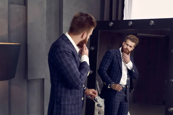 Guapo Hombre Con Estilo Traje Azul Una Jaula Casa Pie —  Fotos de Stock