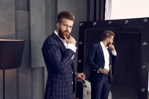 Guapo Hombre Con Estilo Traje Azul Una Jaula Casa Pie —  Fotos de Stock