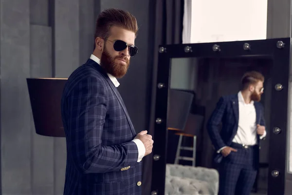 Guapo Hombre Con Estilo Traje Azul Una Jaula Casa Pie —  Fotos de Stock