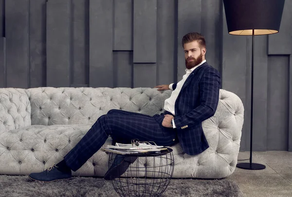 Guapo Hombre Con Estilo Traje Azul Una Jaula Casa Sentado — Foto de Stock