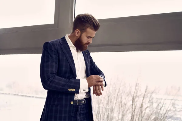 Hora Irse Guapo Hombre Con Estilo Traje Azul Una Jaula — Foto de Stock