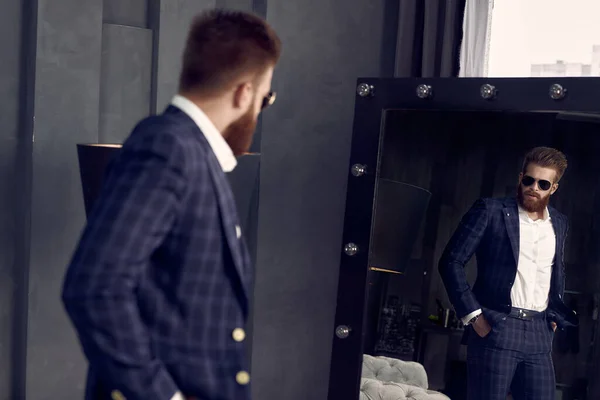 Guapo Hombre Con Estilo Traje Azul Una Jaula Casa Pie —  Fotos de Stock