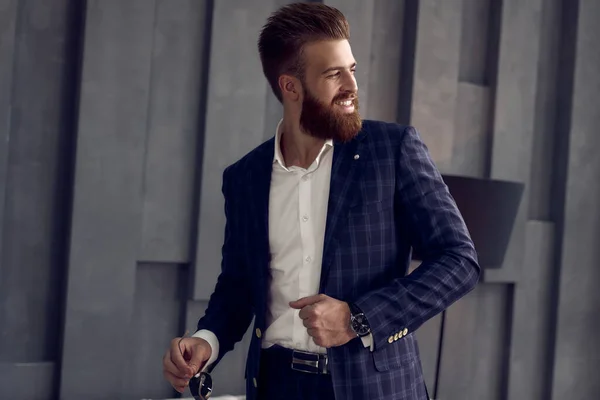 Schöner Stylischer Mann Blauen Anzug Käfig Der Hause Lächelt Und — Stockfoto