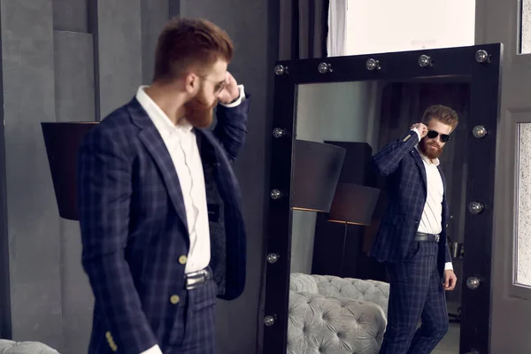 Guapo Hombre Con Estilo Traje Azul Una Jaula Casa Pie —  Fotos de Stock