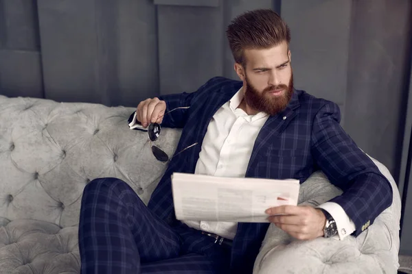 Schöner Stylischer Mann Blauen Anzug Käfig Hause Auf Dem Sofa — Stockfoto