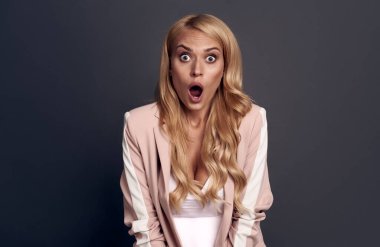 Paniğe kapılmış, şok olmuş, mavi gözlü, soluk soluğa kalmış, ağzı açık, endişeli ve üzgün genç bir kız..