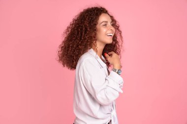 Neşeli, seksi, gülümseyen, gülen, pembe arka planda neşeli bakışlı güzel kız.