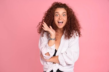 Omg, gözlerime inanamıyorum. Şaşırmış ve şaşırmış kızıl saçlı çekici kız arkadaş çenesini indiriyor ve ellerini yanaklarından tutarak inanılmaz haberler duyuyor..