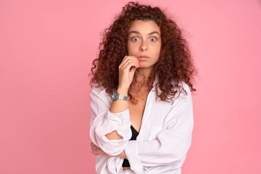 Kızın bizim için ilginç planları var. Düşünceli, çekici Avrupalı bir kadının portresi. Kızıl saçlı, ısıran, geniş parmaklı ve gülümseyen, yarım yamalak duran, harika bir fikri olan..