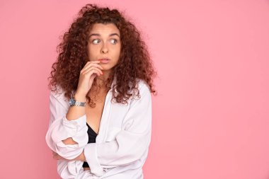 Kızın bizim için ilginç planları var. Düşünceli, çekici, kızıl saçlı, ısıran, geniş gülümsemeli, boş alana bakan, harika bir fikri olan Avrupalı kadının portresi..