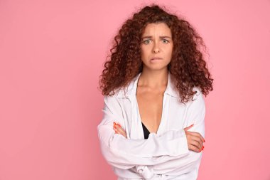 Yakın plan çekici ve tatlı kızıl saçlı kız, dudağını ısıran, dilek tutan, önemli sonuçlar bekleyen, hayallerinin gerçekleşmesini bekleyen..