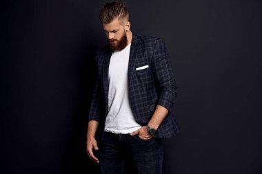 Bir şey düşünüyordum. Gri arka planda duran uzun saçlı ve sakallı güzel bir adam..