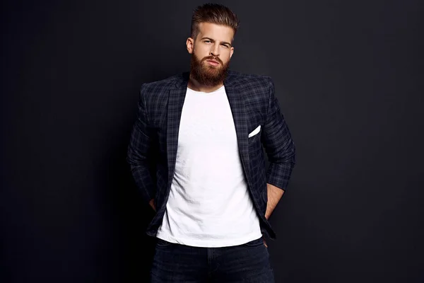 Hombre Guapo Con Perfecto Peinado Barba Mirando Cámara Mientras Está — Foto de Stock