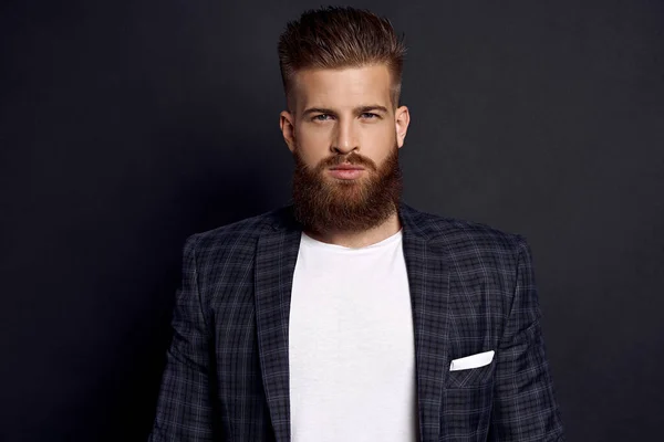 Hombre Guapo Con Perfecto Peinado Barba Mirando Cámara Mientras Está — Foto de Stock