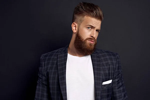 Hombre Guapo Con Perfecto Peinado Barba Mirando Maravillosamente Cámara Mientras —  Fotos de Stock