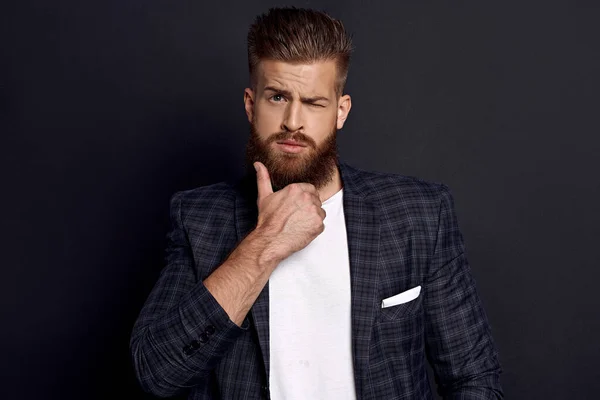 Hombre Guapo Con Perfecto Peinado Barba Mirando Maravillosamente Cámara Mientras — Foto de Stock