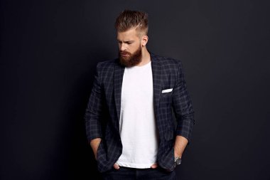 Bir şey düşünüyordum. Gri arka planda duran uzun saçlı ve sakallı üzgün adam..