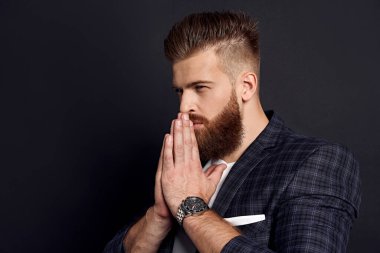 Bir şey düşünüyordum. Kusursuz saç ve sakallı, kendine güvenen bir adam ellerini yüzüne tutar ve gri arka planda dua eder..