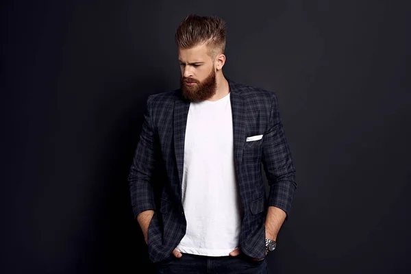 Pense Quelque Chose Homme Bouleversé Aux Cheveux Longs Barbe Debout — Photo