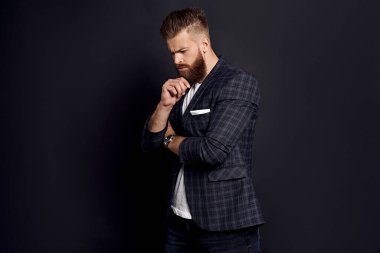 Bir şey düşünüyordum. Gri arka planda duran uzun saçlı ve sakallı üzgün adam..