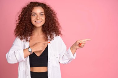 Gidelim mi artık? Çekici Avrupalı kızıl saçlı bir kadının portresi şık giyinmiş. Doğrudan işaret parmağıyla bakıyor. Sanki soru soruyor ya da yürümek için yeni bir yön öneriyor gibi..