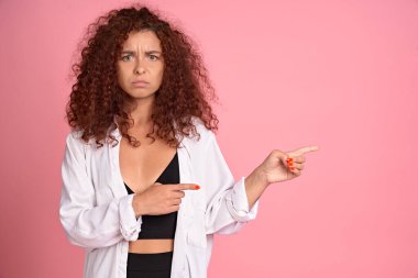 Gidelim mi artık? Çekici Avrupalı kızıl saçlı bir kadının portresi şık giyinmiş. Doğrudan işaret parmağıyla bakıyor. Sanki soru soruyor ya da yürümek için yeni bir yön öneriyor gibi..