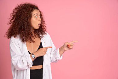 Gidelim mi artık? Çekici Avrupalı kızıl saçlı bir kadının portresi şık giyinmiş. Doğrudan işaret parmağıyla bakıyor. Sanki soru soruyor ya da yürümek için yeni bir yön öneriyor gibi..