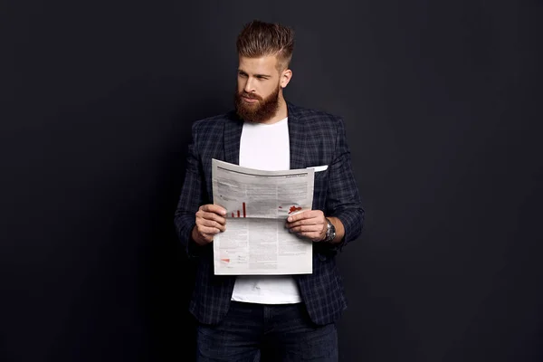 Barbudo Inteligente Guapo Jefe Concentrado Vestido Con Chaqueta Camisa Leyendo — Foto de Stock