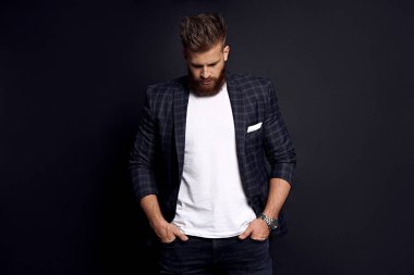 Bir şey düşünüyordum. Gri arka planda duran uzun saçlı ve sakallı üzgün adam..