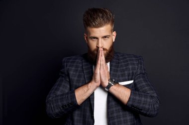 Bir şey düşünüyordum. Kusursuz saç ve sakallı, kendine güvenen bir adam ellerini yüzüne tutar ve gri arka planda dua eder..