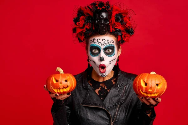 Halloweenfeest Meisje Geschokt Meisje Met Suikerschedel Make Met Een Krans — Stockfoto