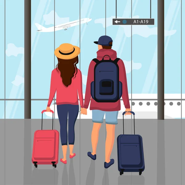 Genç mutlu çift havaalanı terminaline tatile gidiyor.