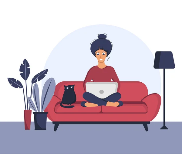 Genç bir kadın kanepede oturuyor ve oturma odasında dizüstü bilgisayar kullanıyor. Evde çalış. Vektör düz resimleme