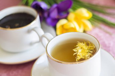 siyah ve yeşil çiçek çaylar