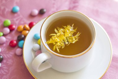 yeşil çiçek çay ile sarı krizantem